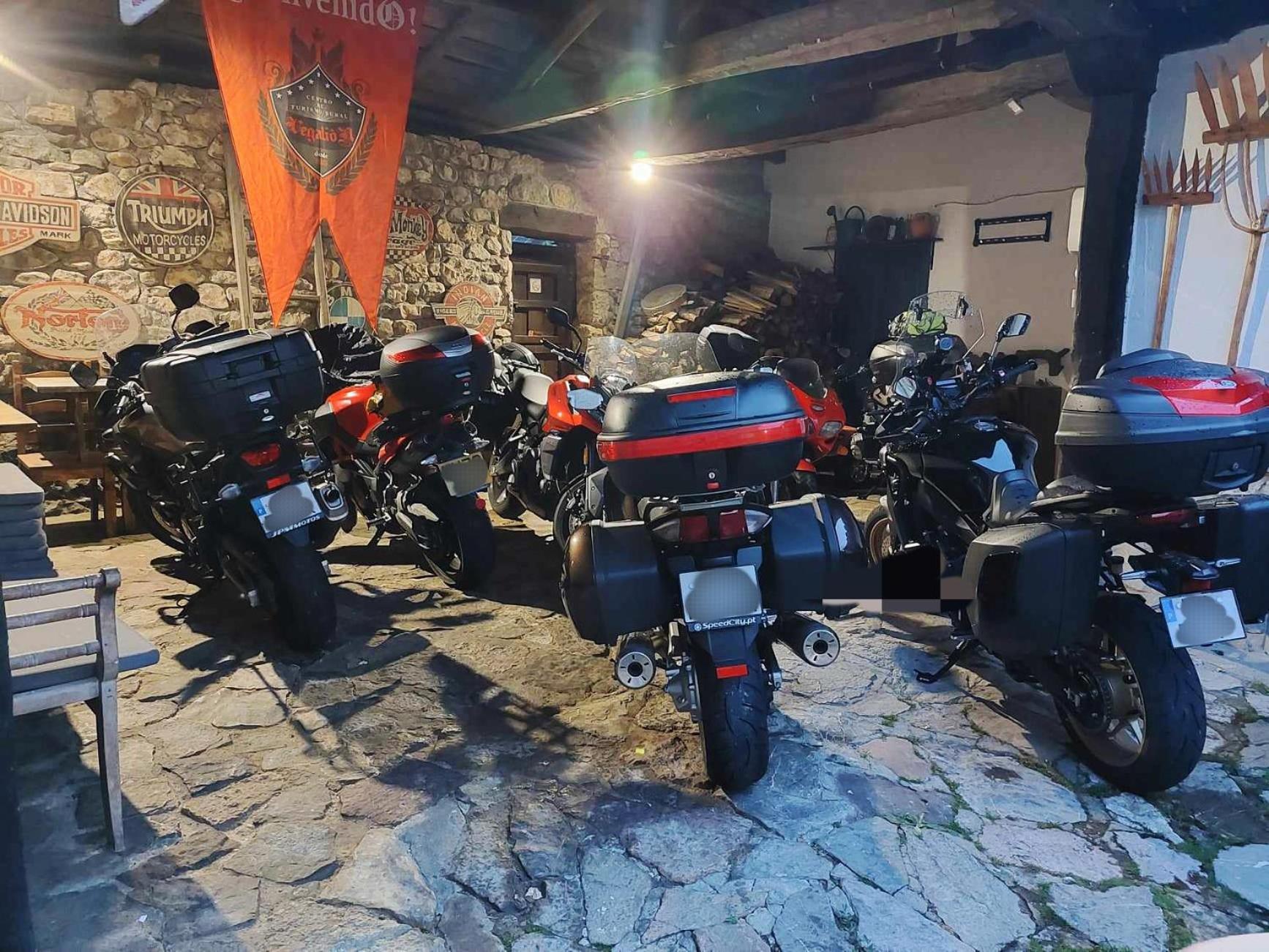 Hotel Moto-Rural "Vegalion" Las Salas Exterior photo